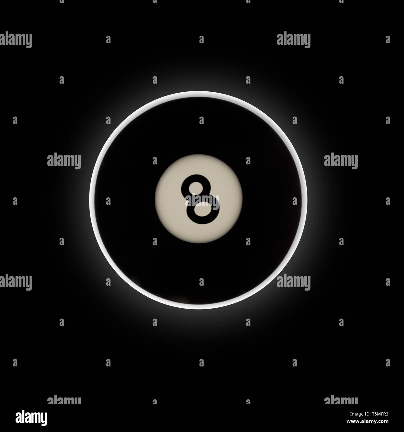 Il numero nero 8 Ball Pool su uno sfondo nero con un alone effetto di eclipse. Foto Stock