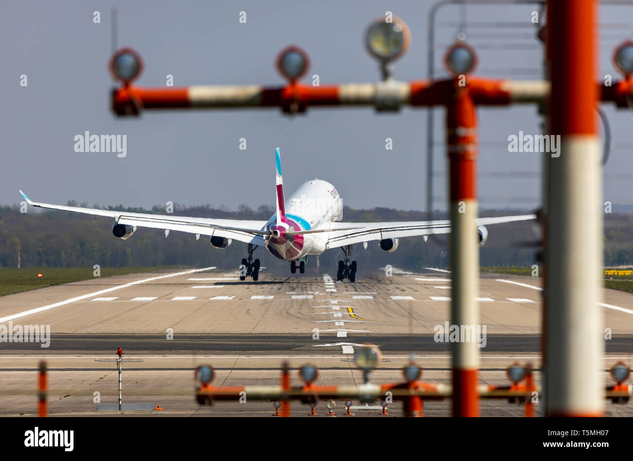 L'aeroporto internazionale di Düsseldorf, DUS, piano avvicinando, Eurowings, Airbus A340, Foto Stock
