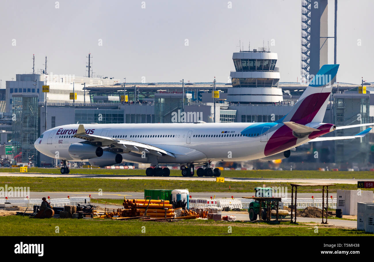 L'aeroporto internazionale di Düsseldorf, DUS, piano sulla pista di rullaggio, nella parte anteriore del terminale, il controllo del traffico aereo tower, Eurowings Airbus A340, Foto Stock
