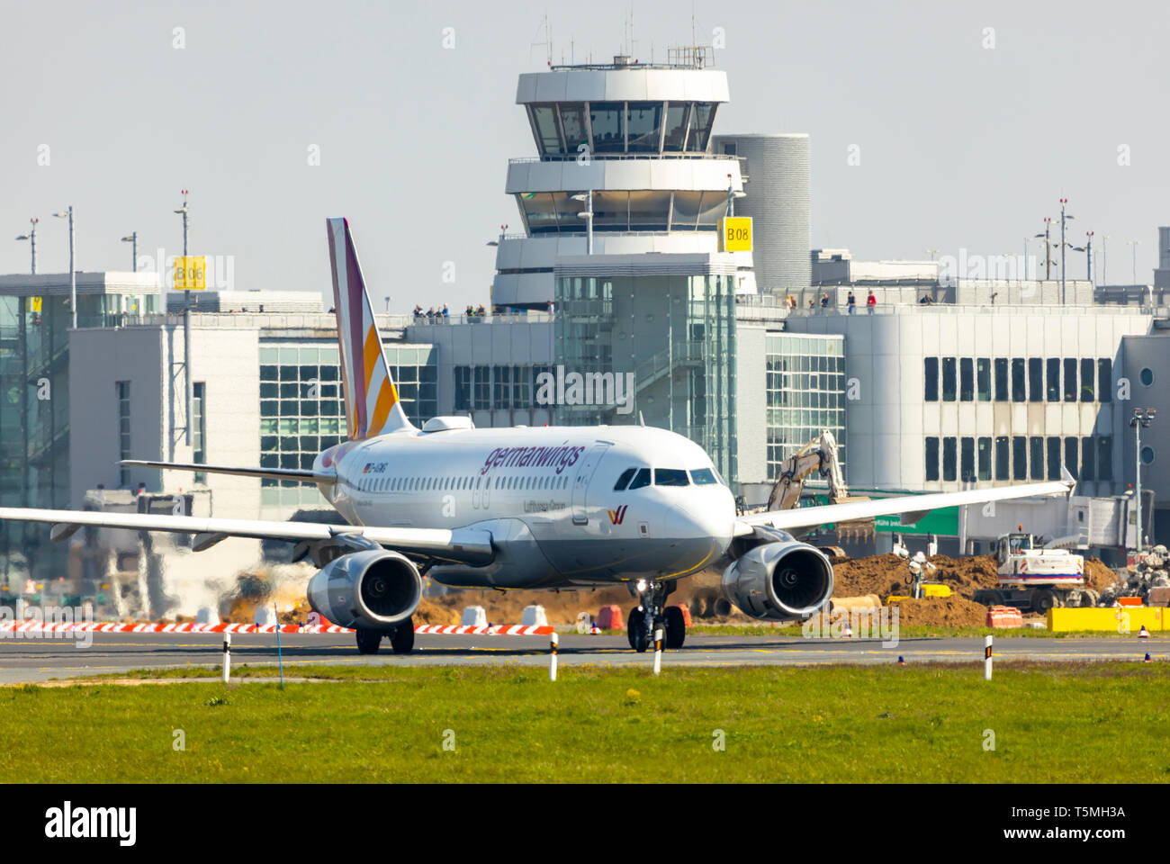 L'aeroporto internazionale di Düsseldorf, DUS, aeromobili Germanwings Airbus A319, sulla pista di rullaggio, del controllo del traffico aereo tower, edificio terminal, Foto Stock