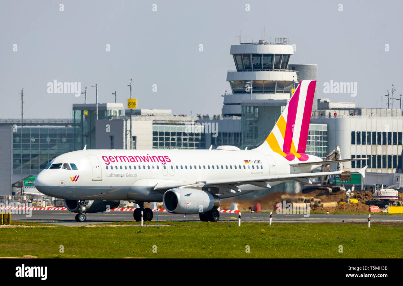 L'aeroporto internazionale di Düsseldorf, DUS, aeromobili Germanwings Airbus A319, sulla pista di rullaggio, del controllo del traffico aereo tower, edificio terminal, Foto Stock