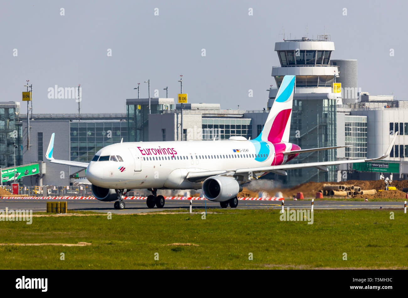 L'aeroporto internazionale di Düsseldorf, DUS, aereo Eurowings Airbus A320, sulla pista di rullaggio, del controllo del traffico aereo tower, edificio terminal, Foto Stock