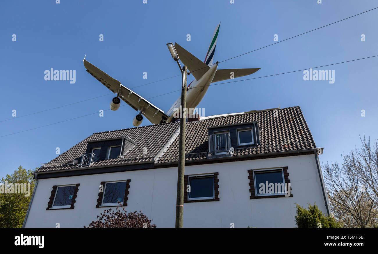 Aerei di atterraggio su DŸsseldorf Aeroporto Internazionale, DUS, Germania, case nel quartiere Lohausen, direttamente presso la pista, Foto Stock