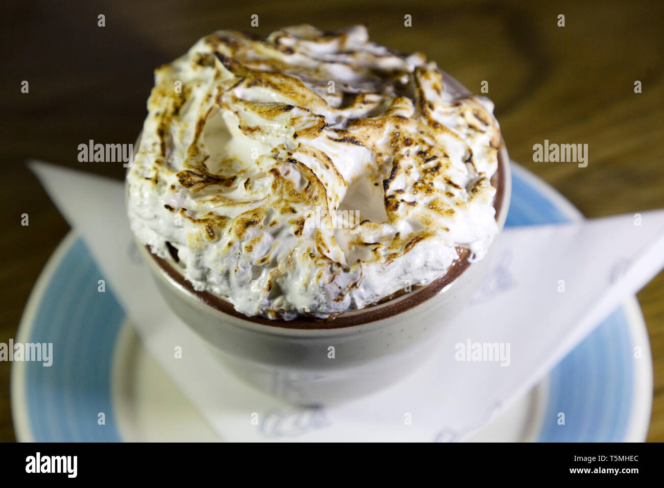 S'more servita a Charleston, Carolina del Sud, Stati Uniti d'America. Il dessert caratteristiche marshmallow e brownie. Foto Stock
