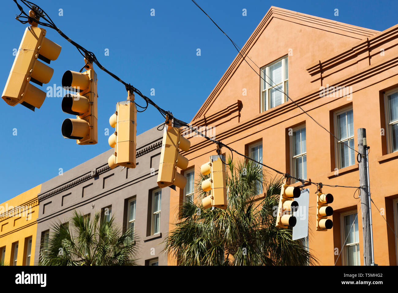 Semaforo su Market Street a Charleston, Carolina del Sud, Stati Uniti d'America. Gli edifici in background hanno coraggiosamente facciate colorate. Foto Stock