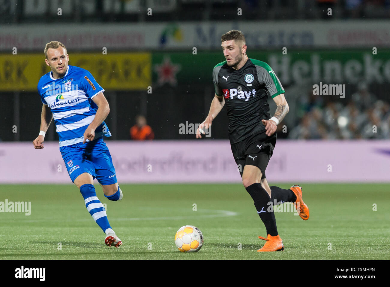 24 aprile 2019 Zwolle, Paesi Bassi Calcio Olandese Eredivisie PEC Zwolle contro FC Groningen Eredivisie 2018 - 2019. (L+R) Lennard Thy di PEC Zwolle, Jeffrey Chabot di FC Groningen, Foto Stock