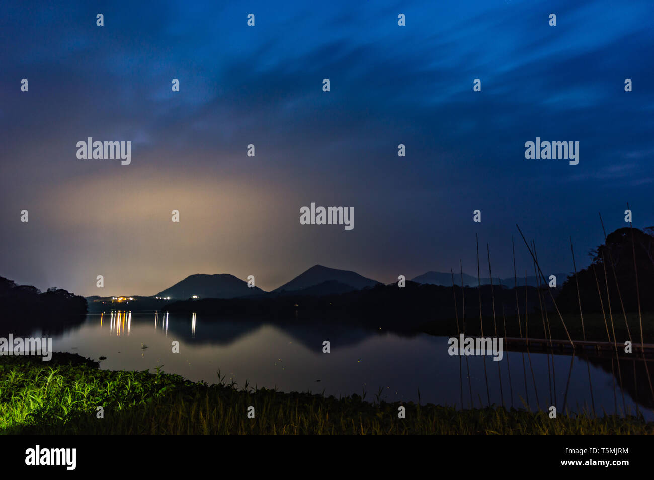 La Sierra de Los Tuxtlas, Veracruz, Messico durante la notte con spazio di copia Foto Stock