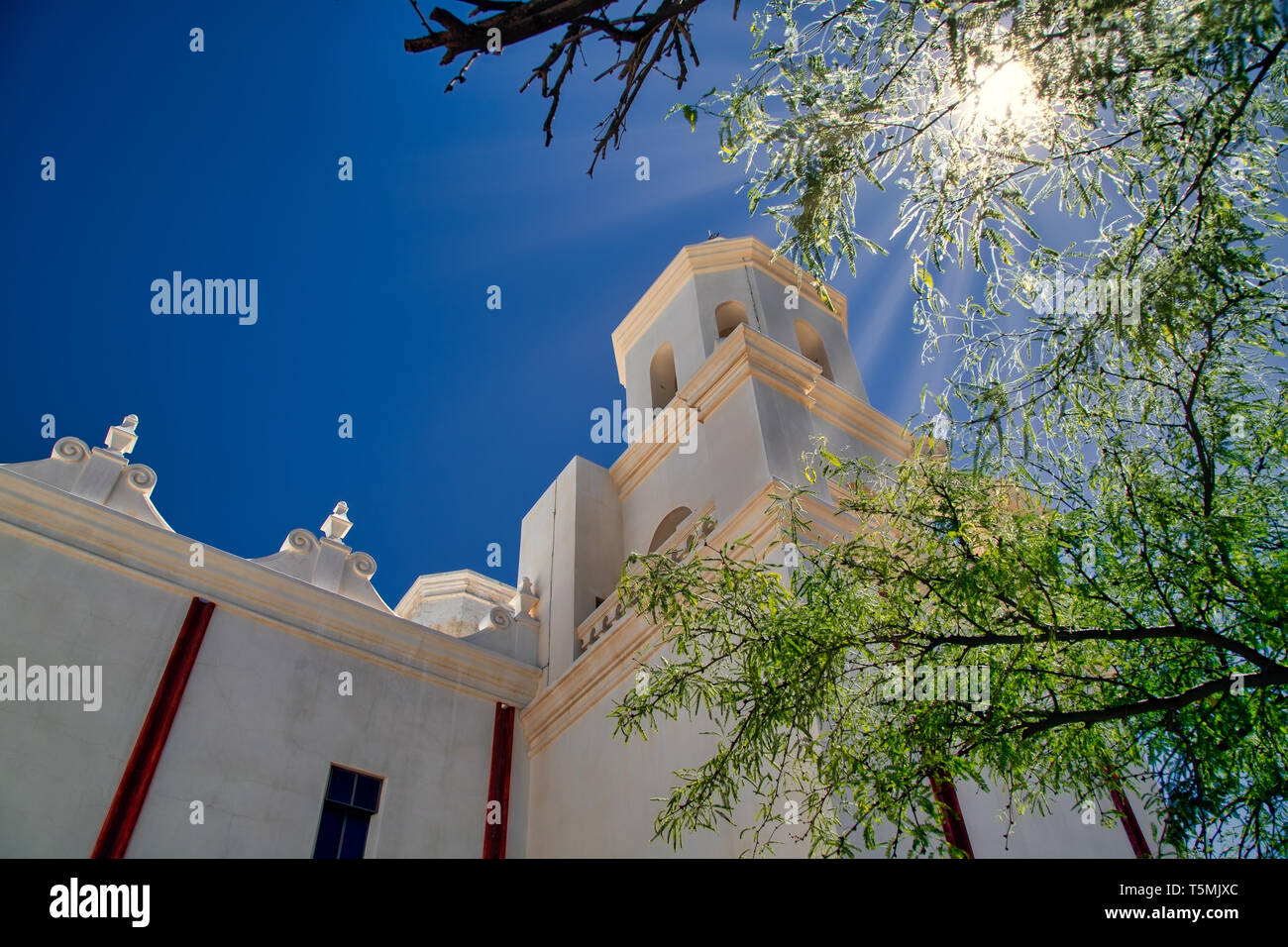 Il culmine della Missione Spagnola, San Xavier del Bac, nei pressi di Tucson, AZ. Foto Stock