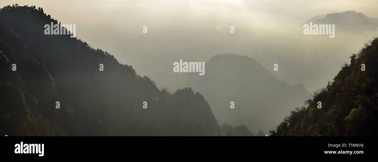 Monte Emei è una montagna nella provincia di Sichuan, in Cina ed è uno dei quattro sacra buddista montagne della Cina. Foto Stock
