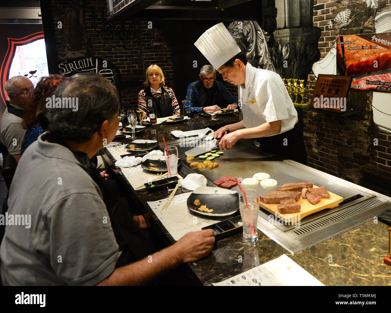 Un Giapponese Teppanyaki grill chef Kobe bistecche di manzo in un ristorante tradizionale a Kobe, in Giappone. Foto Stock