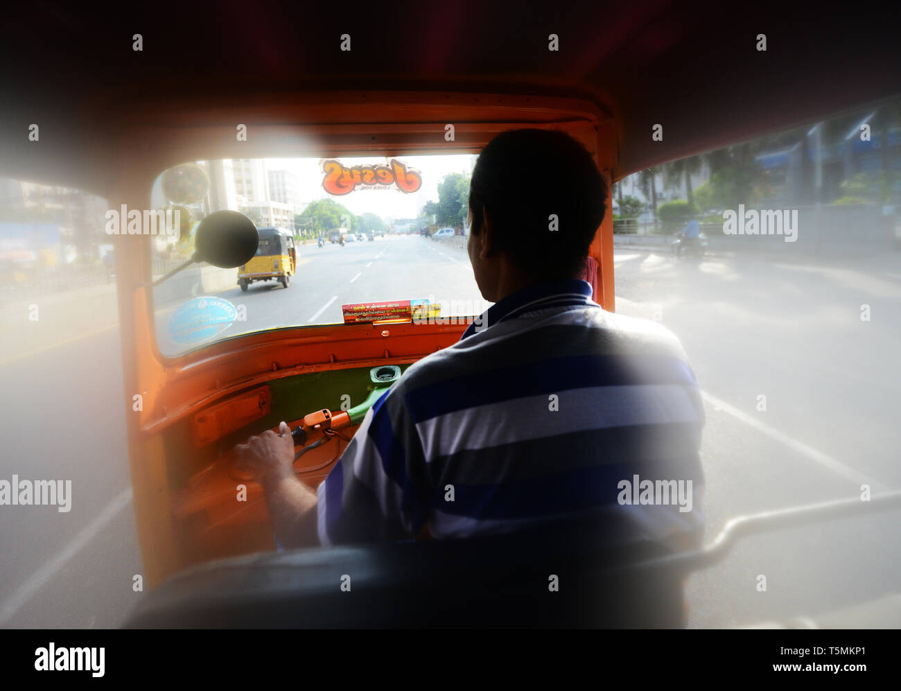 Equitazione in un auto rickshaw a Chennai, India. Foto Stock