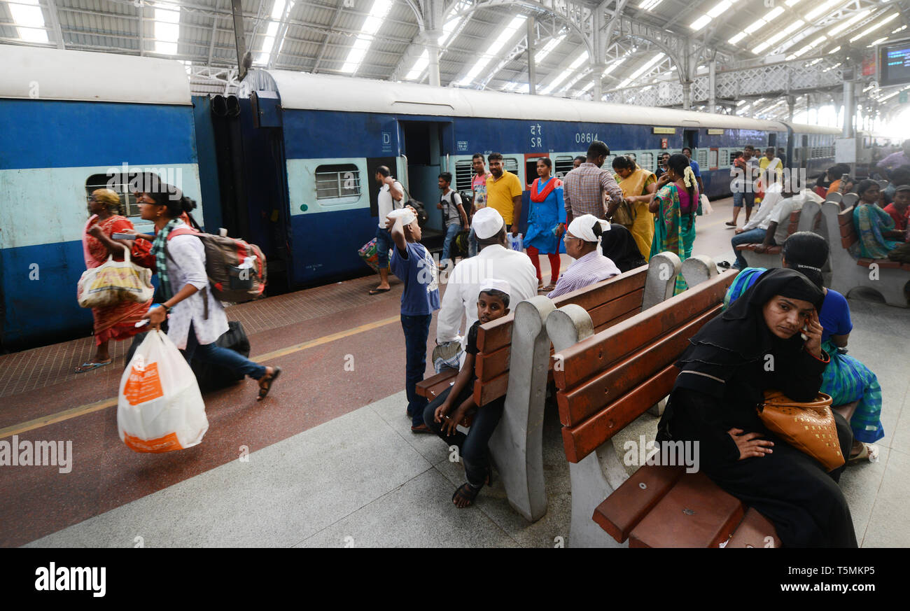 Passeggeri a Egmore stazione ferroviaria di Chennai. Foto Stock
