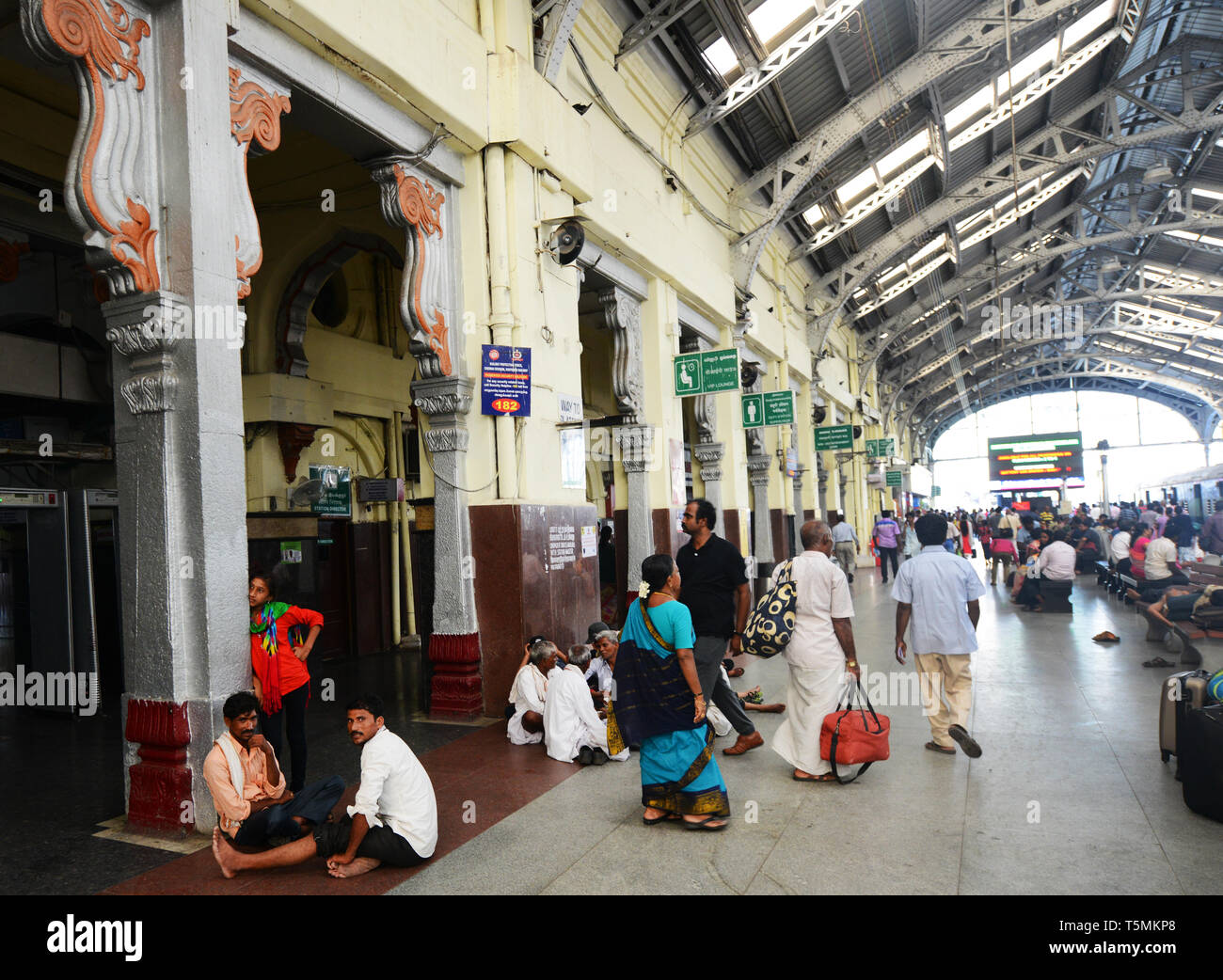 Passeggeri a Egmore stazione ferroviaria di Chennai. Foto Stock