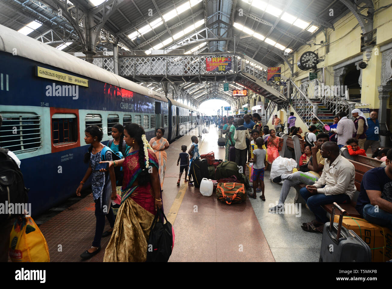 Passeggeri a Egmore stazione ferroviaria di Chennai. Foto Stock