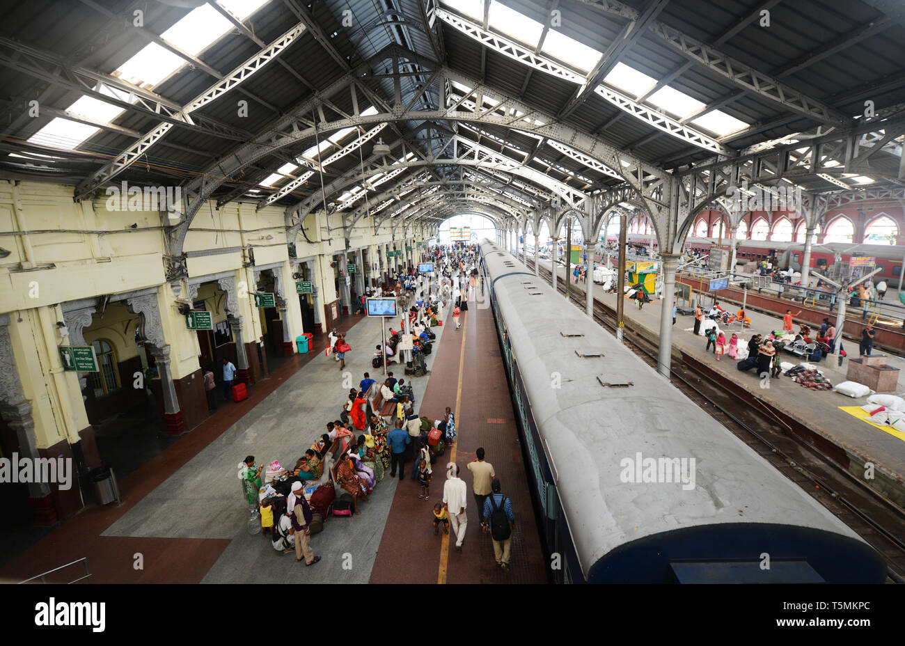 Passeggeri a Egmore stazione ferroviaria di Chennai. Foto Stock