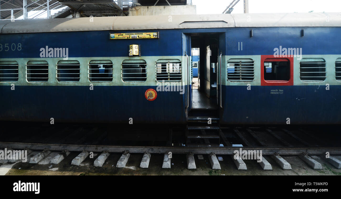 Treni in stazione Egmore a Chennai. Foto Stock