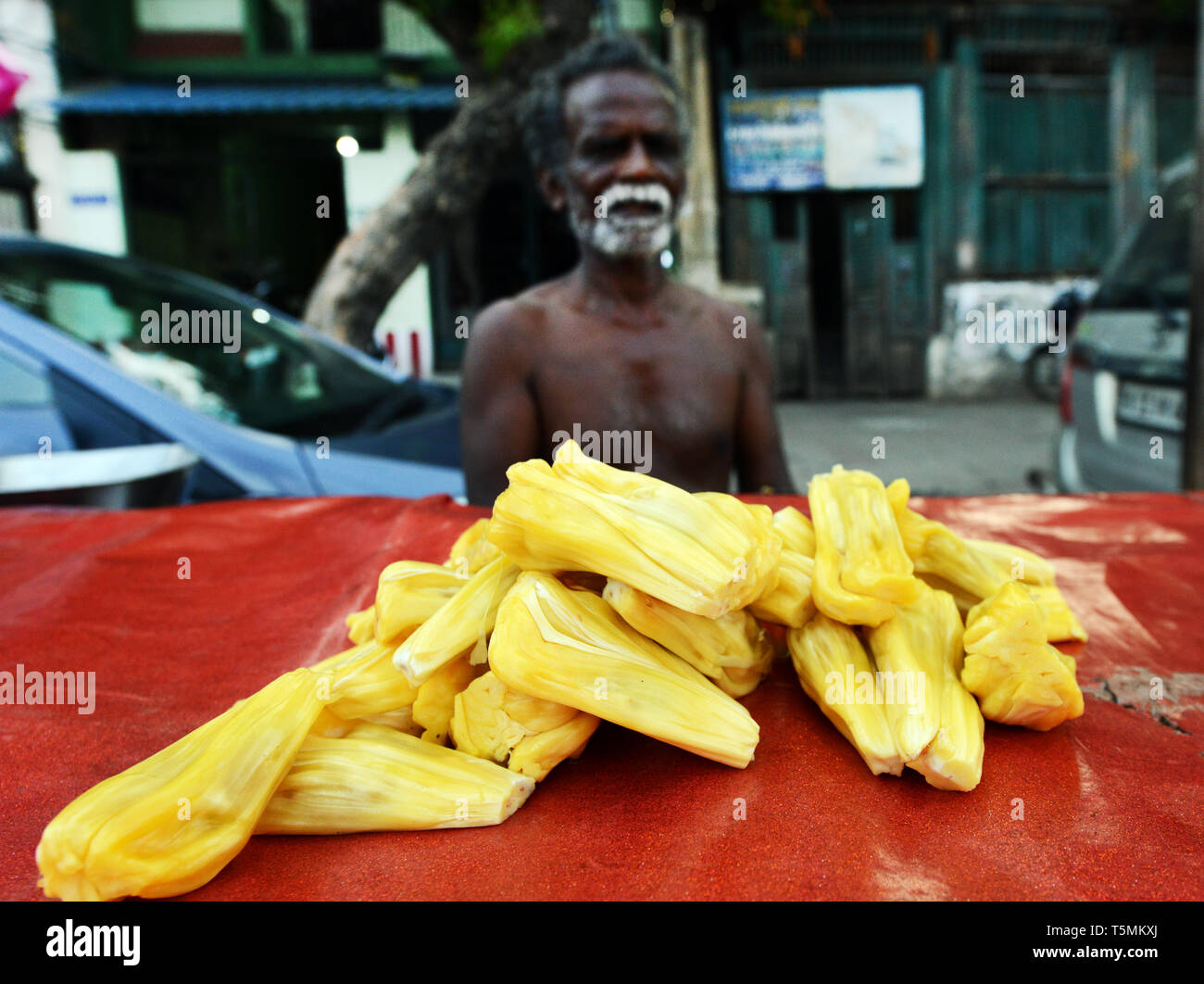 Un martinetto di frutta da venditore di Chidambaram, India. Foto Stock