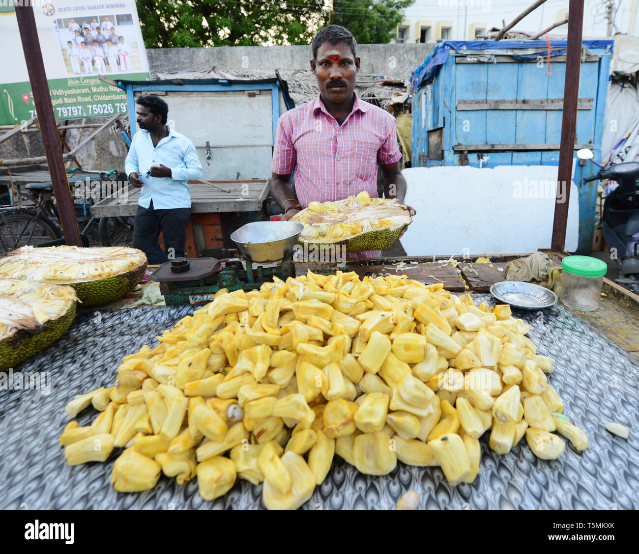 Un martinetto di frutta da venditore di Chidambaram, India. Foto Stock