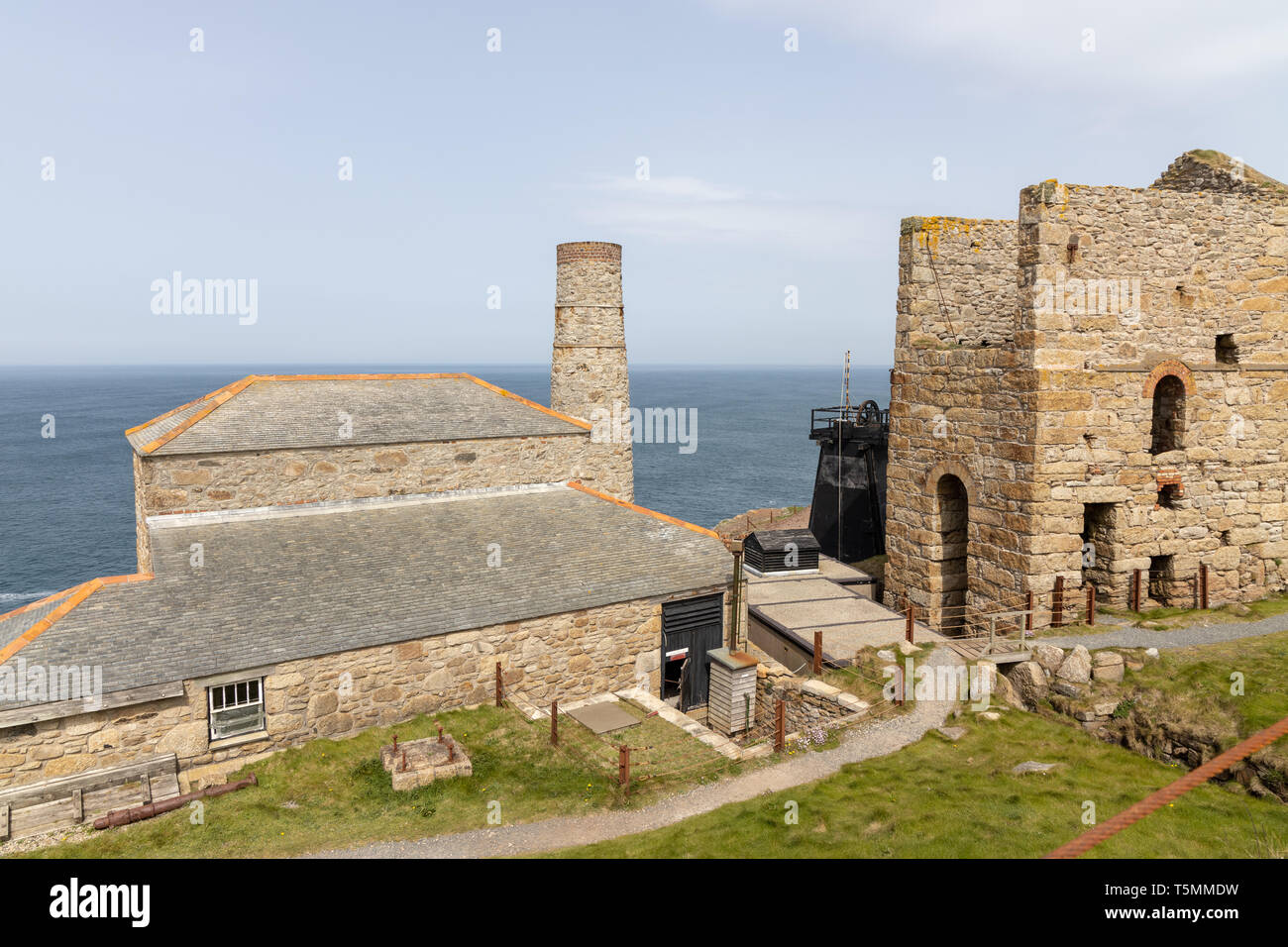 Vedute di paesaggi di stagno Cornish Mines - Miniera di Levante e il fascio motore, National Trust, San Giusto, REGNO UNITO Foto Stock