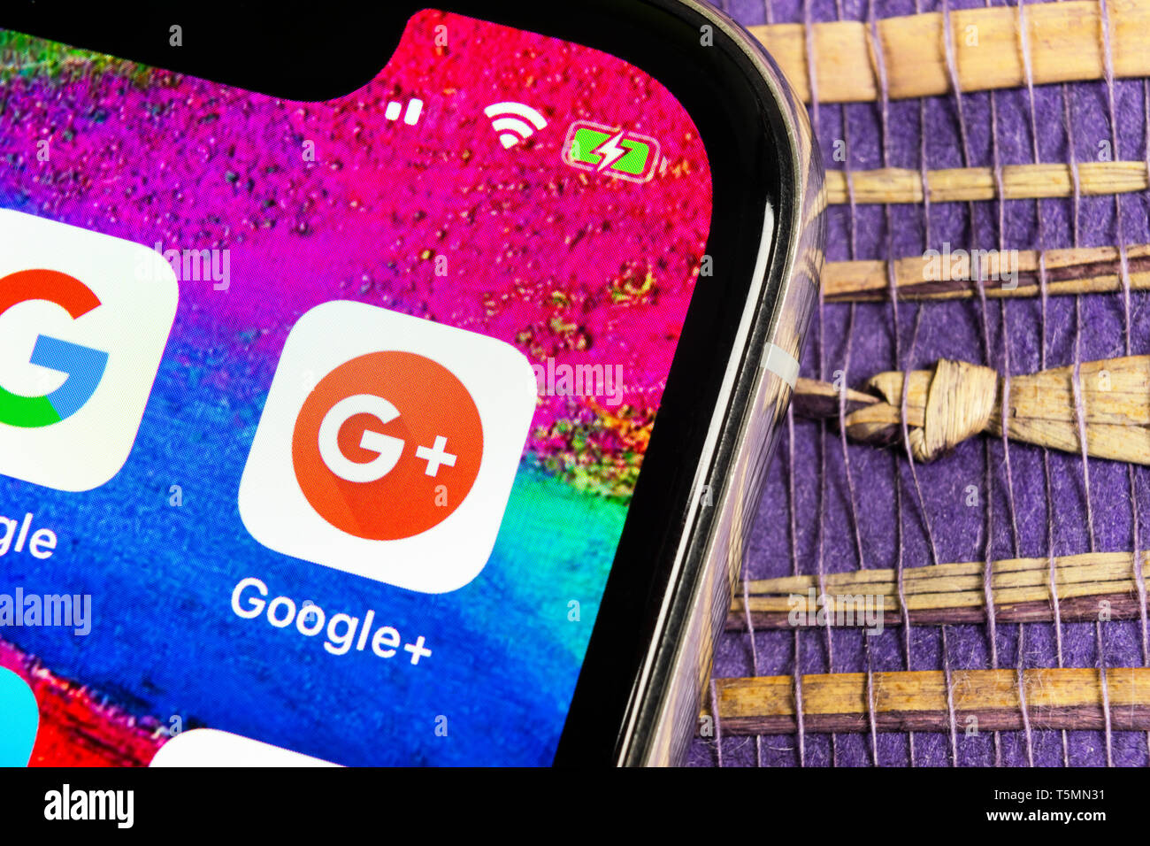 Sankt-Petersburg, Russia, febbraio 17, 2019: Google plus icona applicazione su Apple iPhone X lo schermo dello smartphone di close-up. Google plus icona app. Google+. Foto Stock