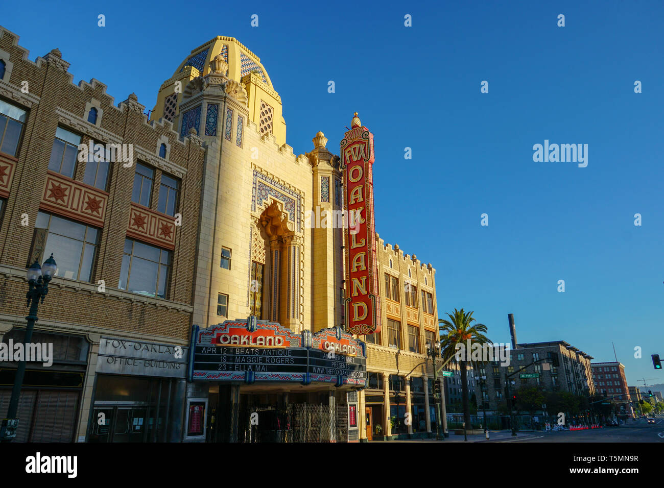 OAKLAND, IN CALIFORNIA -- Aprile 13, 2019: il sole del mattino sorge sul Fox Theater di Oakland, una sala concerti e ex cinema nel centro di Oakland. Foto Stock