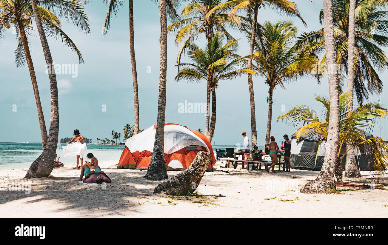 Turisti panamense camp su una delle isole San Blas per il lungo weekend di Pasqua Foto Stock