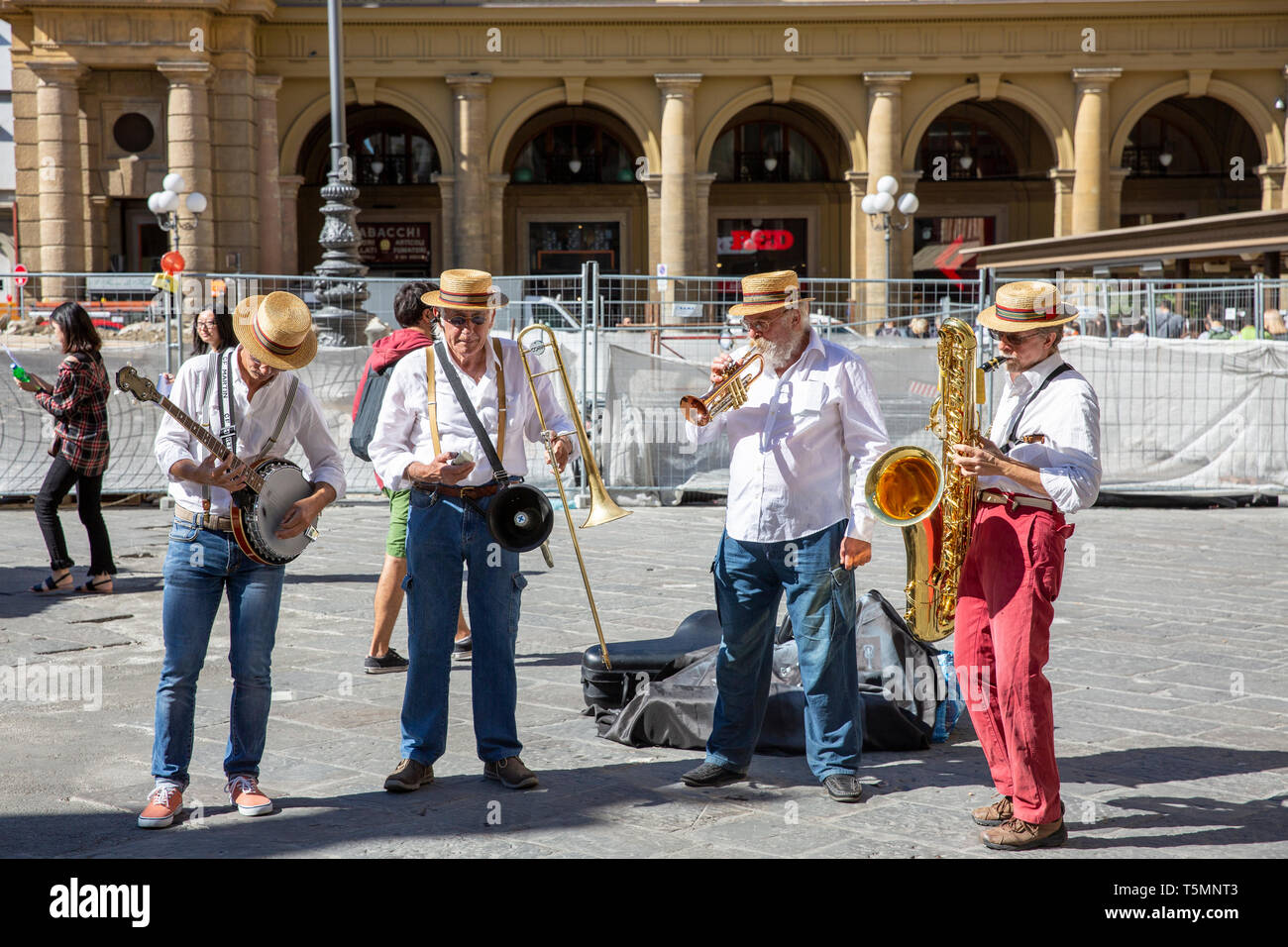 Maschio italiano musica quartetto esecuzione di musiche e canzoni per le strade di Firenze e Toscana Foto Stock