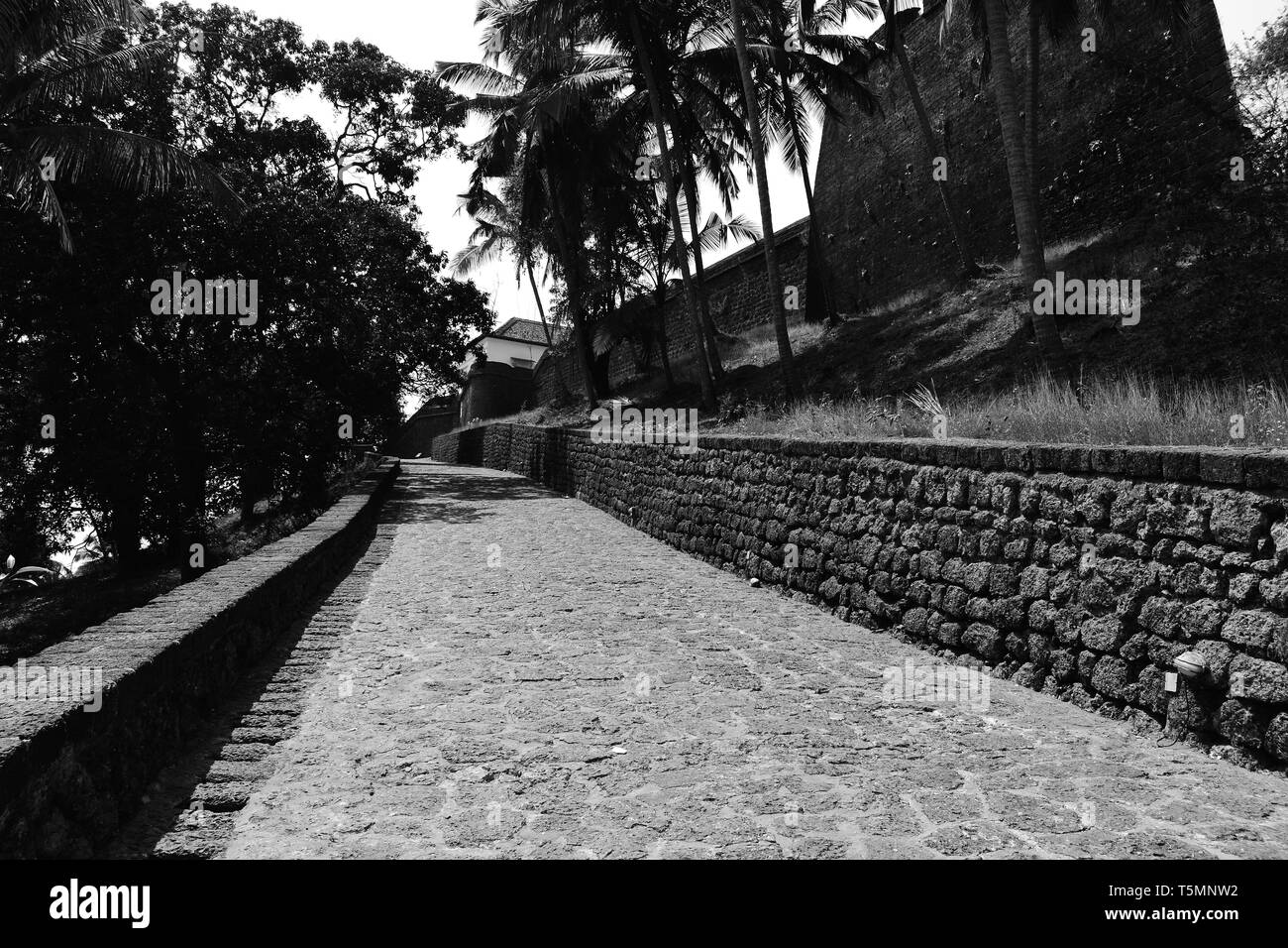 Il percorso che conduce alla Reis Magos Fort, Goa, India. Foto Stock
