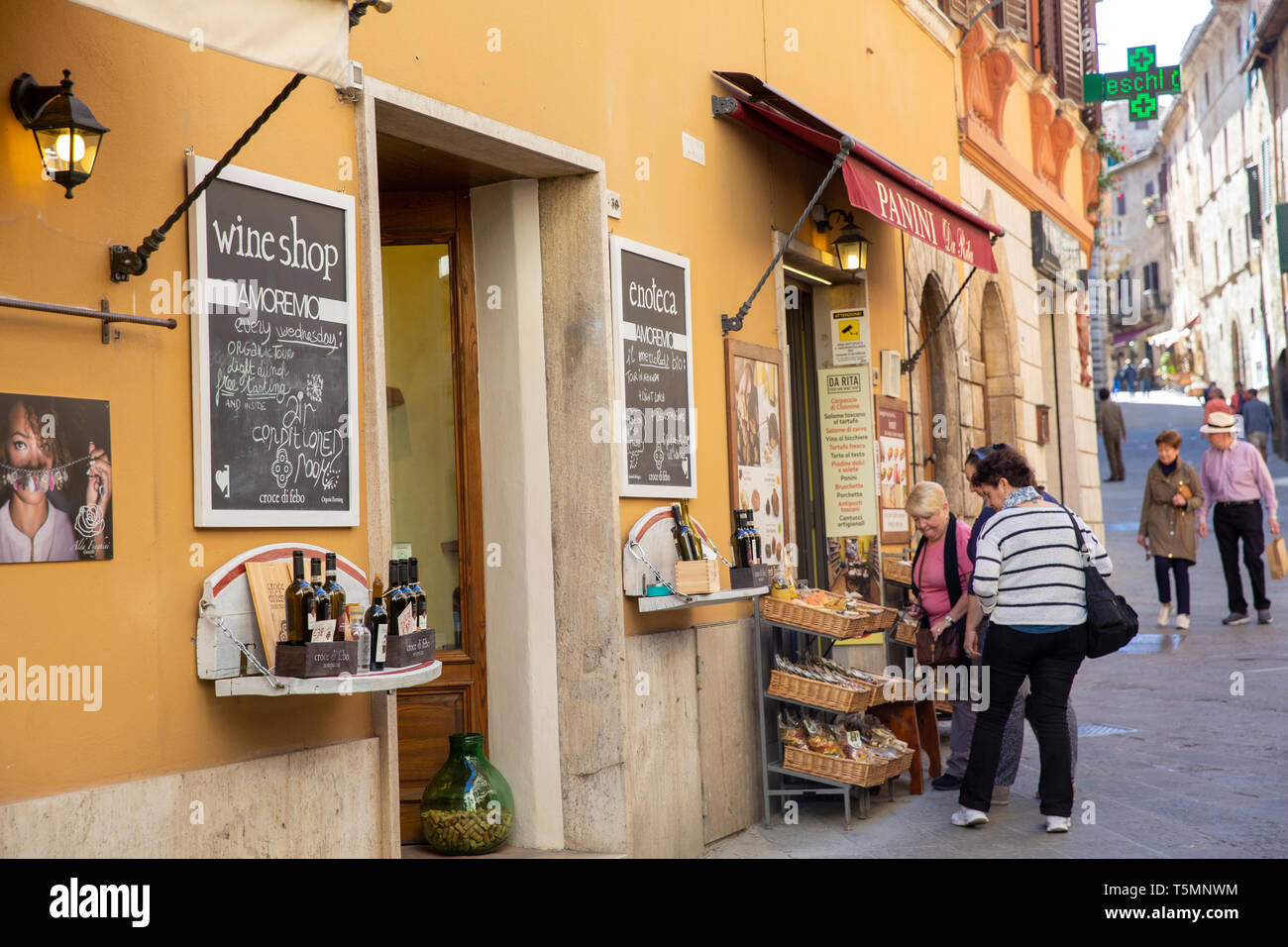 Montepulciano centro città, negozio del vino e dei prodotti da forno in una delle strette strade collinari,Montepulciano,Toscana,Italia Foto Stock