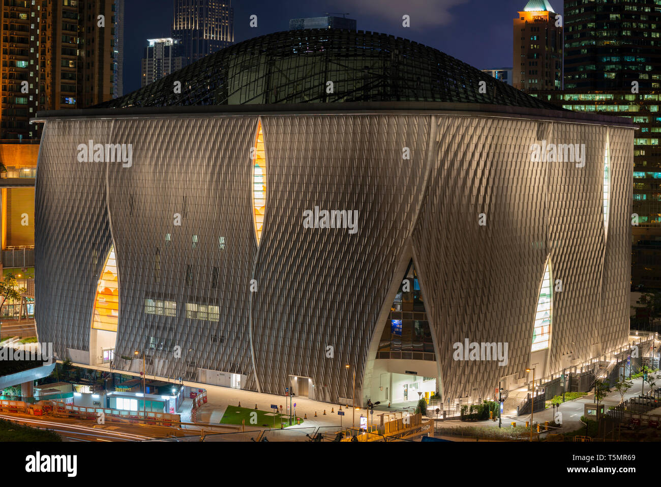 Esterno del Centro Xiqu, un mondo di classe arts venue per xiqu o opera cinese, West Kowloon distretto culturale, Hong Kong, Cina. Foto Stock
