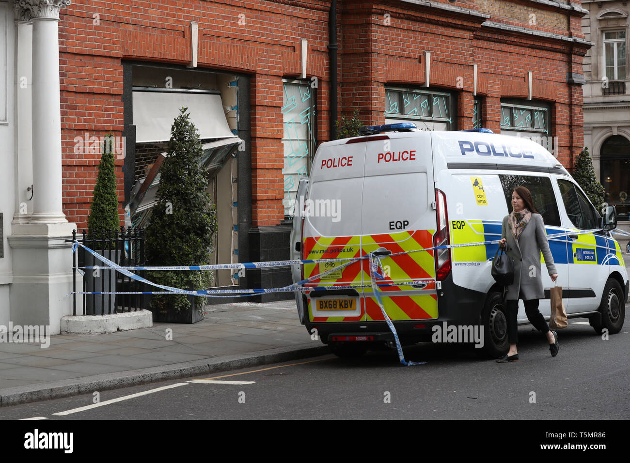 Il Tiffany & Co. store su Sloane Street e Knightsbridge dopo ladri fracassato nel negozio con un transito van poco prima 3am il venerdì prima di making off su ciclomotori con gli oggetti rubati dal negozio finestra. Foto Stock Il Tiffany & Co. store su Sloane Street e Knightsbridge dopo ladri fracassato nel negozio con un transito van poco prima 3am il venerdì prima di making off su ciclomotori con gli oggetti rubati dal negozio finestra. Foto Stock