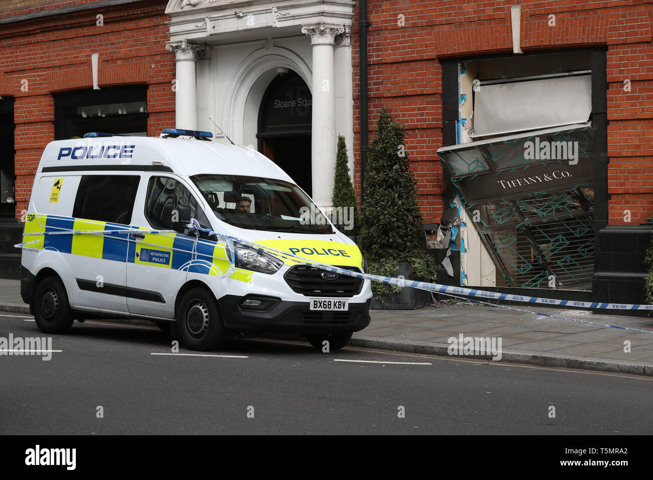 Il Tiffany & Co. store su Sloane Street e Knightsbridge dopo ladri fracassato nel negozio con un transito van poco prima 3am il venerdì prima di making off su ciclomotori con gli oggetti rubati dal negozio finestra. Foto Stock Il Tiffany & Co. store su Sloane Street e Knightsbridge dopo ladri fracassato nel negozio con un transito van poco prima 3am il venerdì prima di making off su ciclomotori con gli oggetti rubati dal negozio finestra. Foto Stock