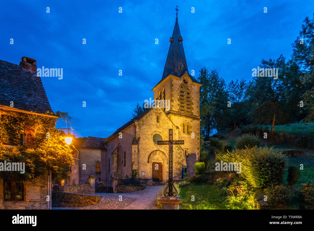 Un crepuscolo fine del XV secolo la chiesa di Belcastel, nell'Occitanie regione della Francia meridionale. In Villefranche de Rouergue Arrondissement. Foto Stock