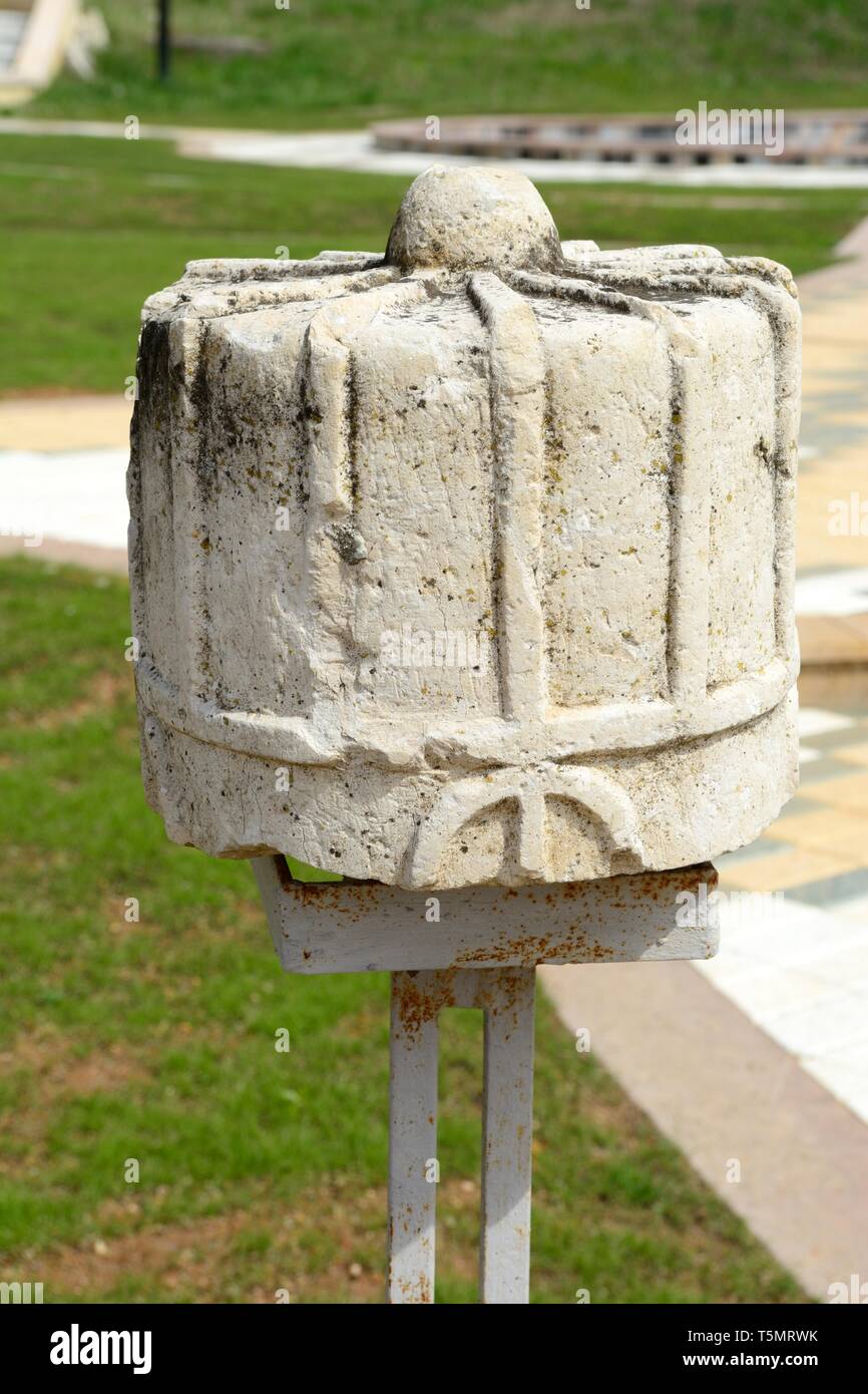 Antica scultura in pietra della setta Bektashi fuori i bektashi Centro Mondiale Tirano Abania Foto Stock