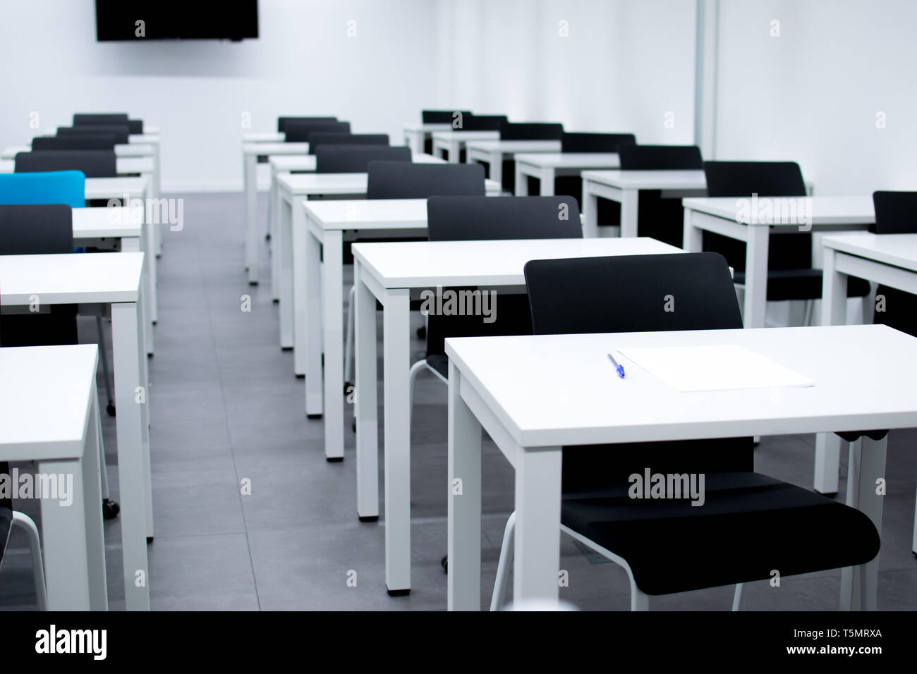 Aula vuota. Alta scuola o università scrivania o tavolo con una penna sulla parte superiore. Esame della camera di prova Foto Stock