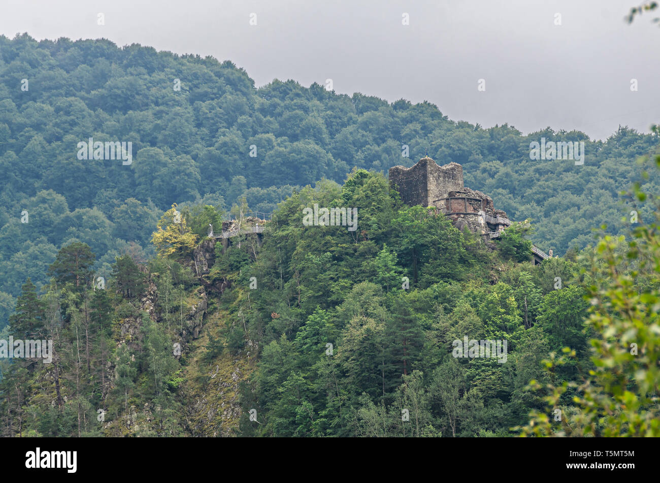 Il castello di Poenari, noto come Cittadella Poenari, montagne verdi Foto Stock