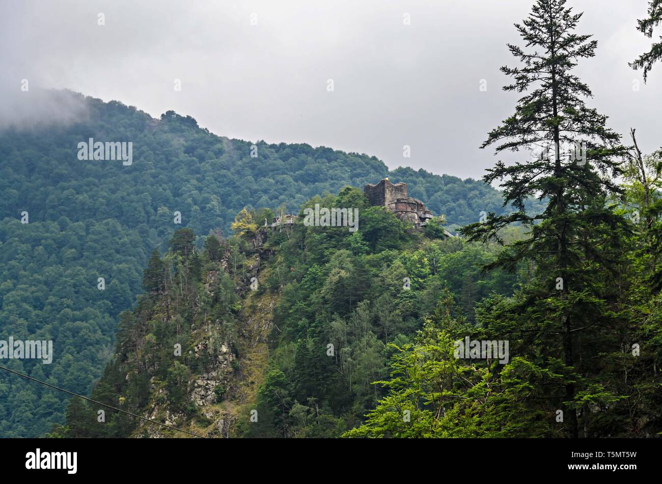Il castello di Poenari, noto come Cittadella Poenari, montagne verdi Foto Stock