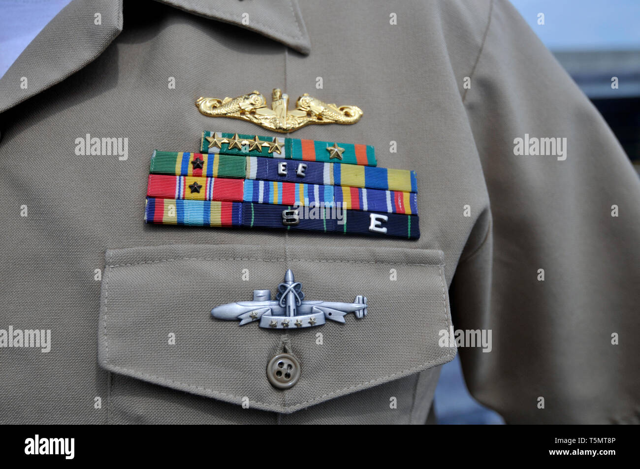 Close up di un ufficiali navali uniforme con l'emblema e decorazioni sulla centrale nucleare-powered flotta di missili balistici sommergibile USS Ohio (SSBN-726/SSGN-726). Foto Stock