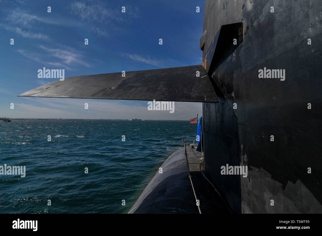 Un modo di guardare avanti vista della vela e immersioni subacquee piano sulla centrale nucleare-powered flotta di missili balistici sommergibile USS Ohio (SSBN-726/SSGN-726). Foto Stock