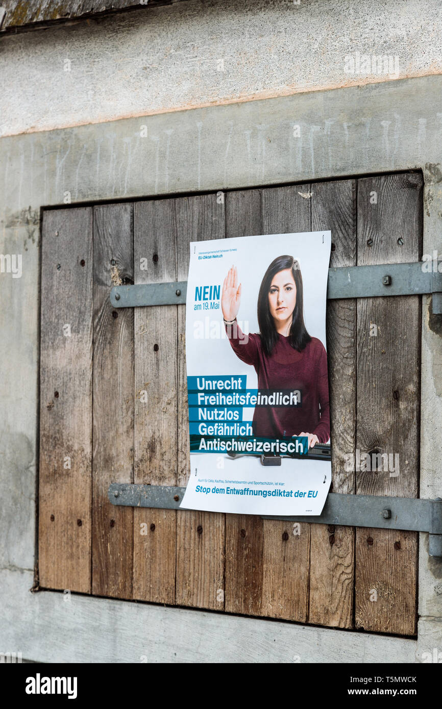 Poster di voto che chiede di votare no alla pistola Svizzera la riforma del diritto come proposto dall'Unione europea. Foto Stock