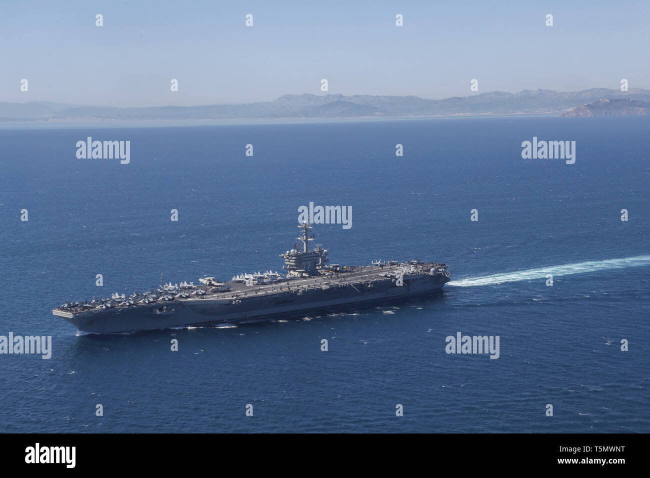 Gli Stati Uniti Nimitz Navy-class portaerei USS Abraham Lincoln transiti nello Stretto di Gibilterra, entrando nel Mare Mediterraneo 13 aprile 2019 al largo della costa della Spagna. Foto Stock