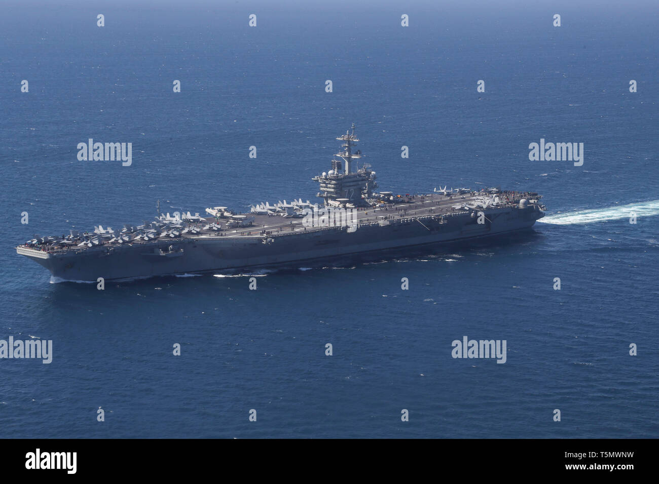 Gli Stati Uniti Nimitz Navy-class portaerei USS Abraham Lincoln transiti nello Stretto di Gibilterra, entrando nel Mare Mediterraneo 13 aprile 2019 al largo della costa della Spagna. Foto Stock