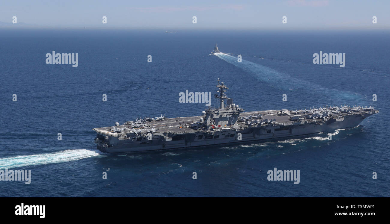 La marina spagnola Alvaro de Bazan-class frigate ESP Mendez Nunez si stacca dall'U.S. Nimitz Navy-class portaerei USS Abraham Lincoln come esso transita nello Stretto di Gibilterra, entrando nel Mare Mediterraneo 13 aprile 2019 al largo della costa della Spagna. Foto Stock