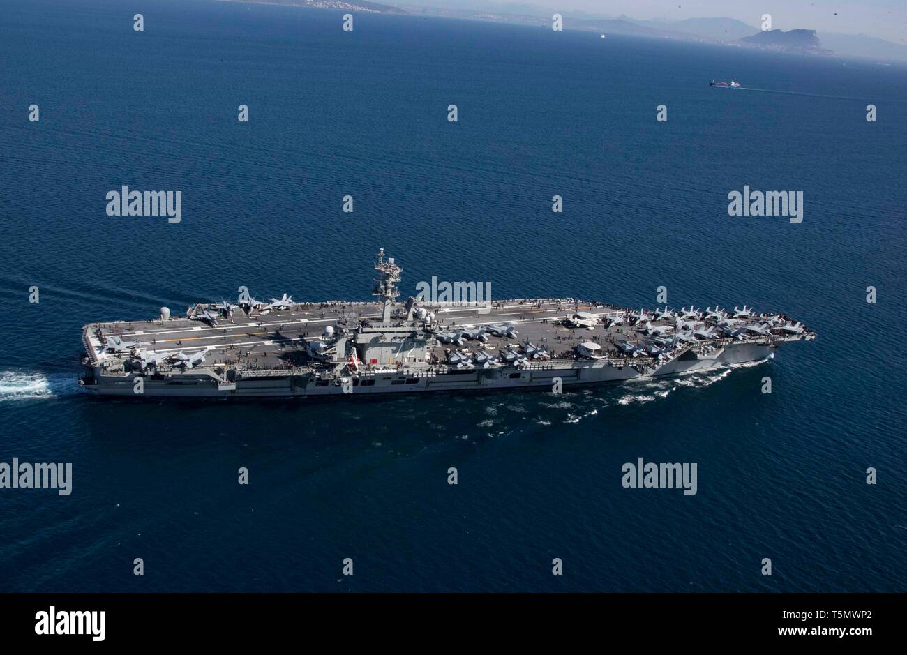 Gli Stati Uniti Nimitz Navy-class portaerei USS Abraham Lincoln transiti nello Stretto di Gibilterra, entrando nel Mare Mediterraneo 13 aprile 2019 al largo della costa della Spagna. Foto Stock