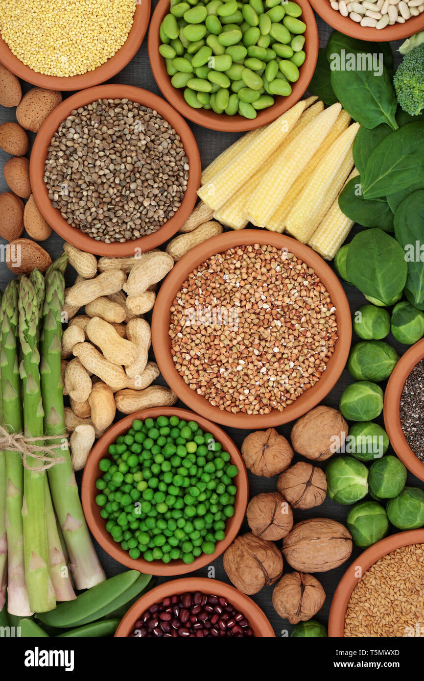 Cibo sano alto in proteina con legumi, verdure fresche, cereali, semi e noci. Super alimenti ricchi di fibre alimentari, vitamine e antiossidanti. Foto Stock