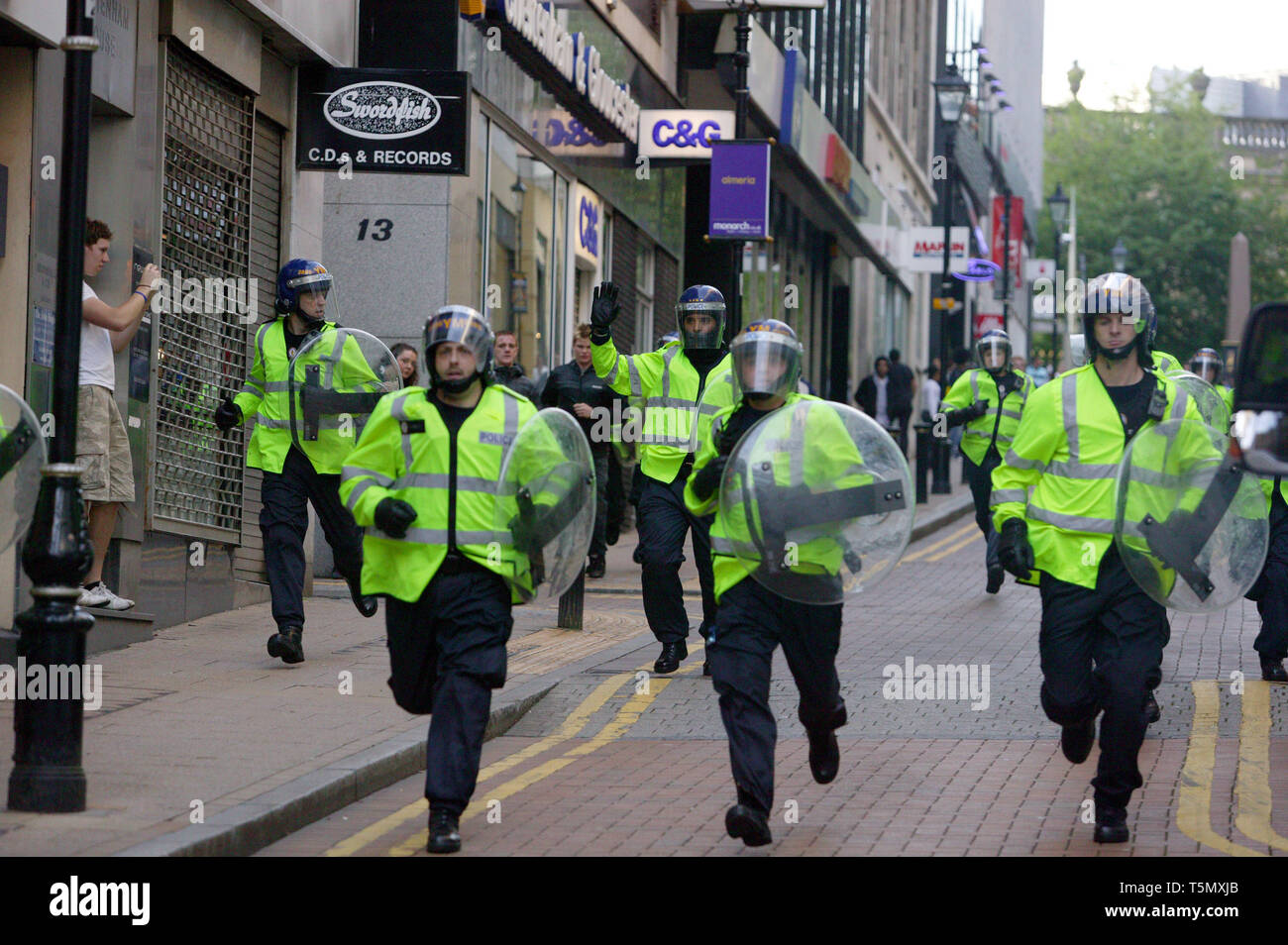 Polizia per le strade durante una manifestazione di protesta chiamato dalla difesa inglese League. Birmingham. 08/08/2009 Foto Stock