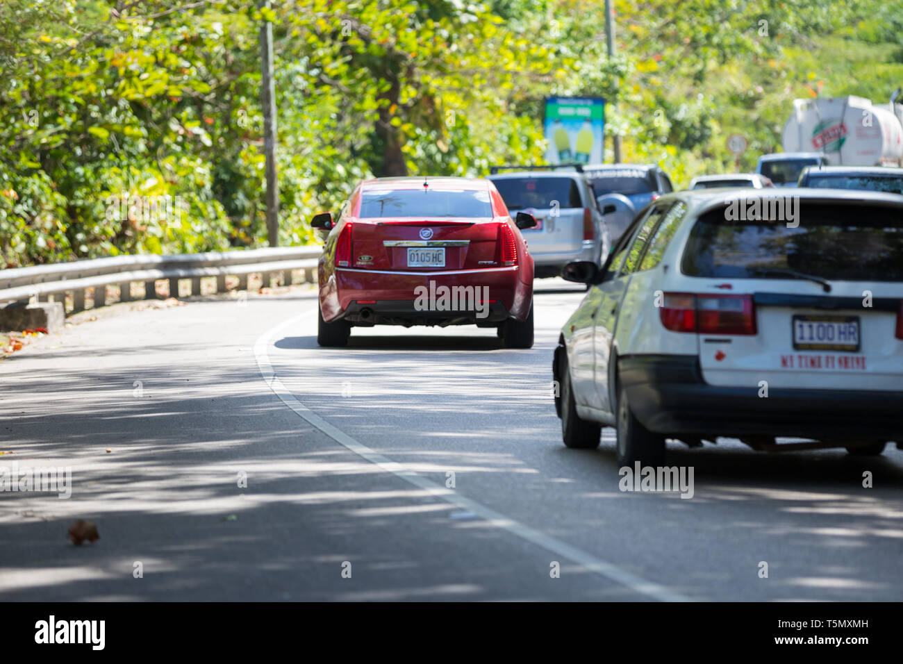 Ocho Rios, St. Ann / Giamaica - Febbraio 2019: automobili sono visibili nel traffico voce in Oho Rios Town Center. Foto Stock