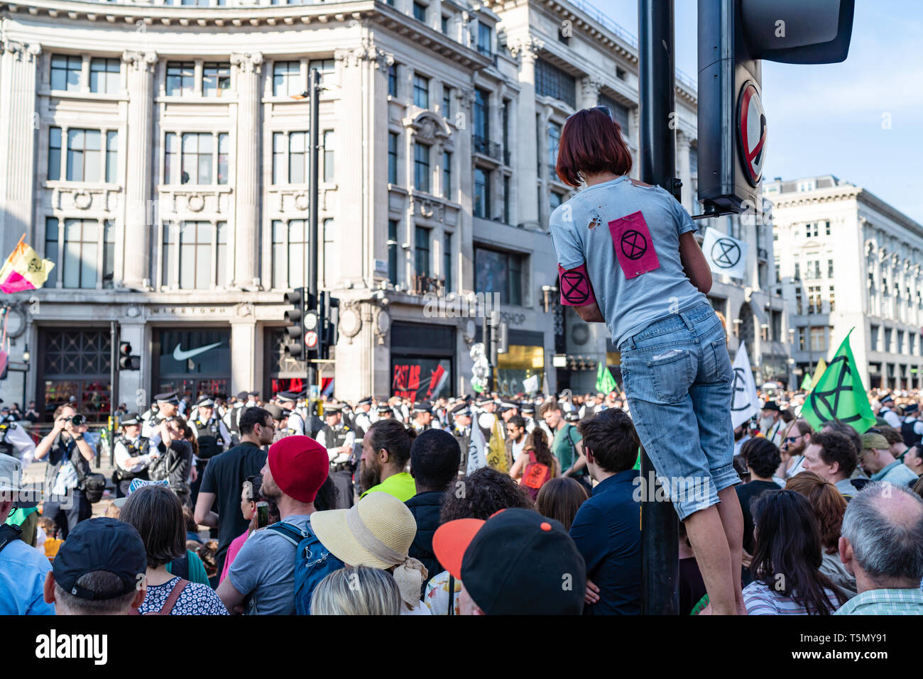 London, Regno Unito - 19 Aprile 2019: estinzione della ribellione manifestanti in Oxford Street Foto Stock