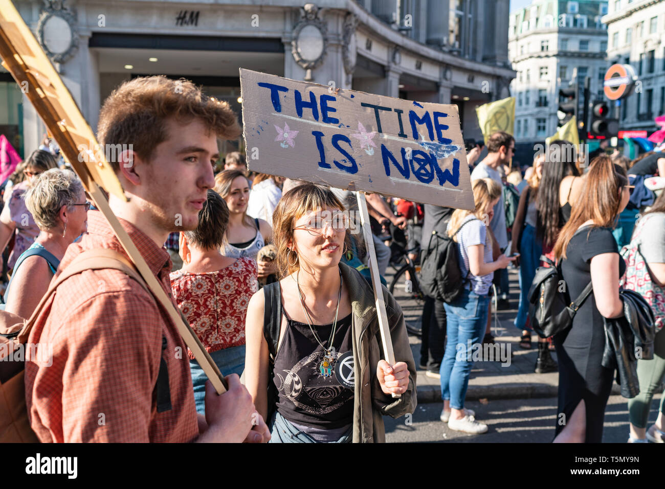 London, Regno Unito - 19 Aprile 2019: estinzione della ribellione manifestanti in Oxford Street Foto Stock