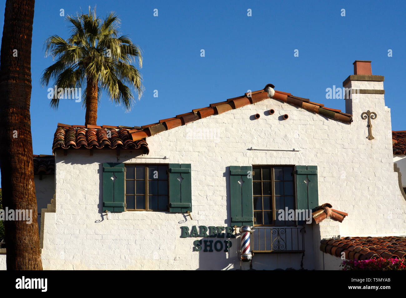Di stile Spagnolo edificio nel centro storico di La Plaza del distretto di Palm Spring, California USA Foto Stock